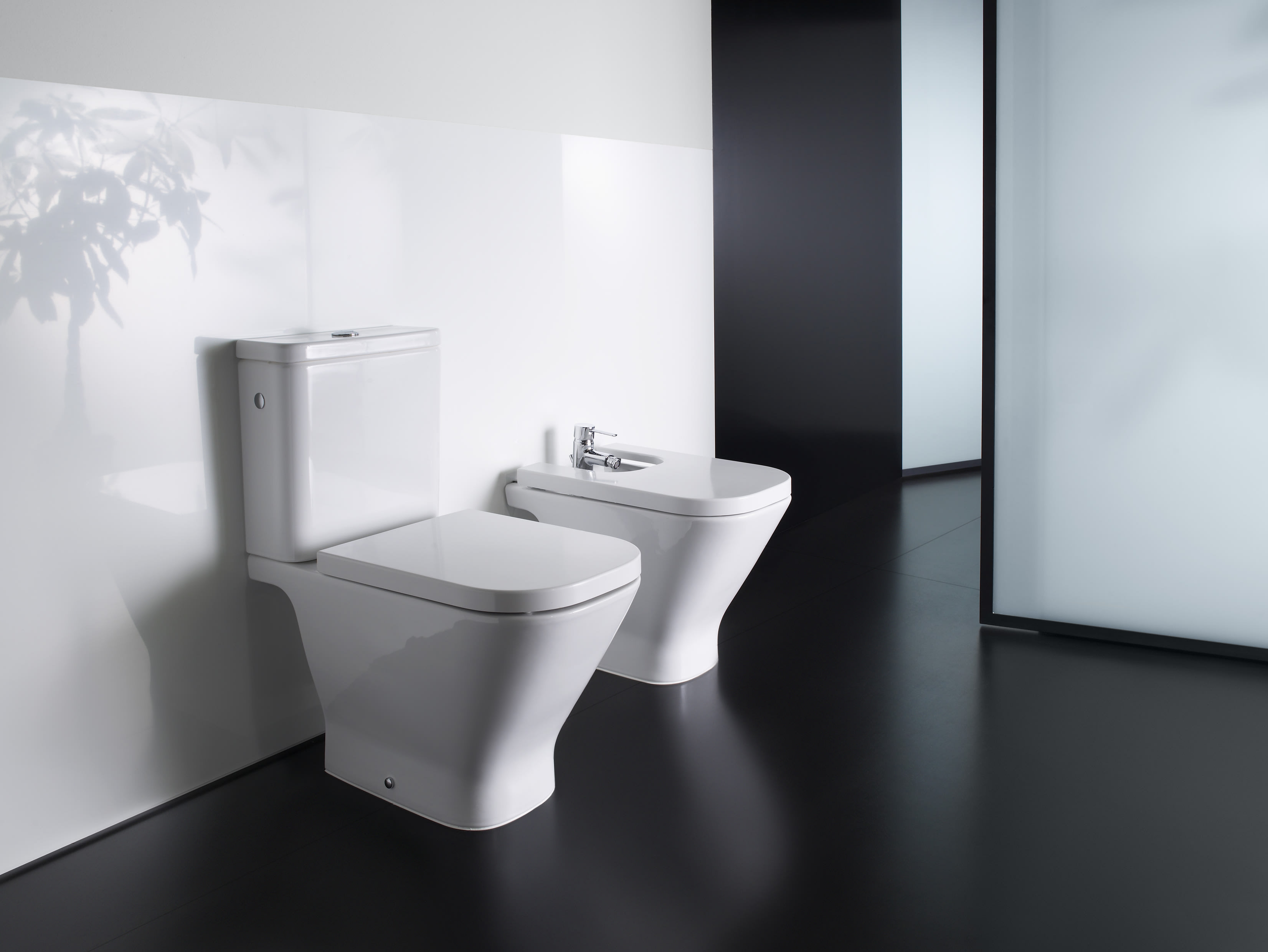artefactos sanitarios inodoro y bidet en ambiente elegante
